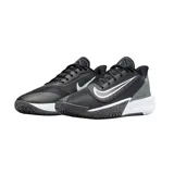Championes de básquet Nike modelo Precision 7, color negro con detalles en gris y suela blanca. Presentan un diseño aerodinámico con malla transpirable y refuerzos laterales para mayor estabilidad.