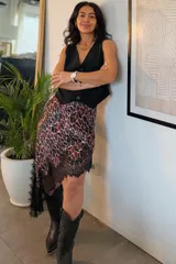 Falda asimétrica de seda con estampado animal print, talle elástico y detalle de encaje negro en el ruedo.
