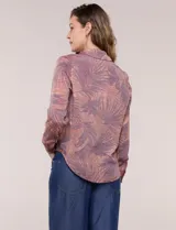 Camisa liviana de rayón y poliéster color marrón con estampado de hojas, cuello camisero, bolsillos frontales con solapa y manga larga.