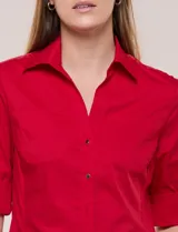 Camisa roja de poplín de algodón, de silueta semi entallada con cuello camisero y escote en V. Cuenta con cierre frontal de botones metálicos, bolsillos plaqué en el pecho y mangas 3/4 arremangables con presilla y argolla metálica.