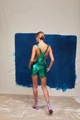 Sandalias de tacón color lila, con tiras finas que se atan alrededor de la pierna.