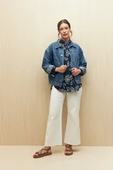 Camisa de manga larga azul marino con estampado floral blanco, de corte clásico y botones frontales.