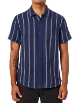 Camisa de manga corta azul con rayas verticales blancas y bolsillo en el pecho.