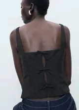 Top negro sin mangas de cuello cuadrado y tirantes anchos, con diseño recto y cierre de cremallera lateral.