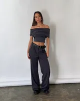 Pantalón sastrero de corte recto y tiro alto, color gris oscuro, con presillas para cinturón.