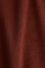 Top de punto suave con cuello alto y mangas largas, de diseño entallado.