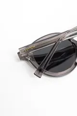Lentes de sol polarizados con armazón redondo de carey y cristales marrones.