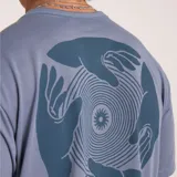 Remera técnica azul de manga corta, confeccionada en tejido liviano y de secado rápido, con pequeño estampado circular en el pecho.