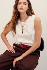 Musculosa de encaje color crudo, sin mangas, con cuello redondo y diseño con detalles florales.