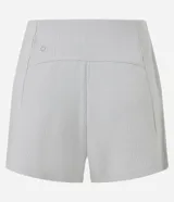 Bermuda deportiva femenina de microfibra con textura acanalada, color gris claro, de corte cómodo y ligero.