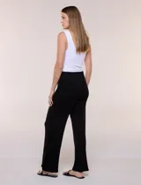 Pantalón jogger flare de tejido de punto con textura en relieve y tiro alto con pretina elastizada. Cuenta con corte de pierna ancha y tajos laterales en los tobillos.