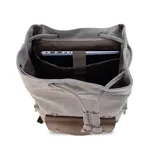 Mochila Lincoln's de tela canvas azul con detalles en cuero sintético marrón. Cuenta con cierre superior tipo marinero con cordón, solapa con broches magnéticos y correas ajustables. Incluye bolsillos laterales con cierre y compartimento interno para laptop.