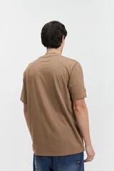 Remera celeste de manga corta con cuello redondo y estampado con la frase "Out of Office All Chasing Dream" en color negro.