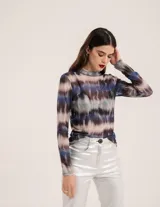 Polera de tul elastizado con cuello alto y mangas largas. Diseño con estampado abstracto en tonos azul, marrón y gris.