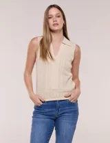 Musculosa tejida Elie Tahari de color beige, sin mangas, con cuello tipo polo y escote en V pronunciado, confeccionada en tejido de punto con patrón calado y geométrico.