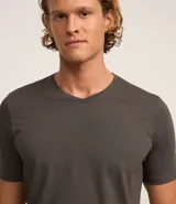 Remera blanca de corte slim para hombre, confeccionada en algodon peruano con cuello en V y mangas cortas.