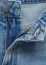 Jeans de tiro alto con diseño mom-fit, de cinco bolsillos y cierre frontal con cremallera y botón, en tejido de algodón estilo tejano vaquero de color celeste lavado.