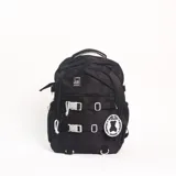 Mochila urbana color negro con diseño técnico, cuenta con múltiples compartimentos, correas ajustables con hebillas plásticas blancas y etiqueta decorativa circular con diseño de oso.