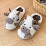 Pantuflas de peluche con diseño de vaca, confeccionadas en piel sintética suave. Cuentan con suela de goma antideslizante y diseño abierto en el talón.