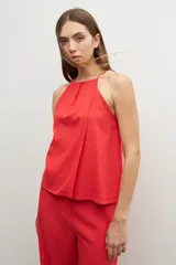 Top halter rojo de lino con cuello redondo y breteles finos.
