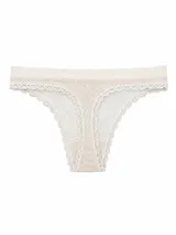 Vedetina blanca de diseño acanalado con detalles de encaje en los bordes y una pequeña etiqueta de la marca en la cintura.