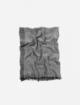 Pashmina rectangular de algodón con rayas verticales en tonos grises y flecos en los extremos.