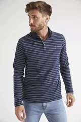 Polo de manga larga para hombre, con diseño a rayas horizontales blancas sobre fondo azul marino. Presenta cuello clásico, cierre frontal con botones y logo bordado en el pecho.