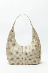 Cartera de hombro color beige con diseño calado y estructura semirrígida.