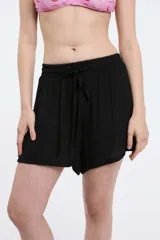 Short color beige con textura arrugada, cintura elástica y cordón ajustable.