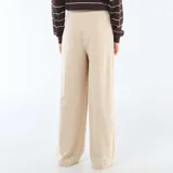 Pantalón de corte ancho y tiro alto, color beige, con diseño de cintura estilo bóxer y pinzas frontales.