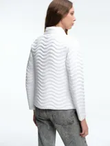 Campera acolchada negra con diseño de ondas horizontales, cierre frontal con cremallera y cuello alto. Confeccionada en nylon ligero, ideal para media estación.