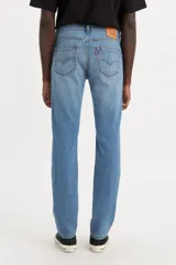 Pantalón de jean de corte slim fit, color celeste claro con desgaste en los muslos.