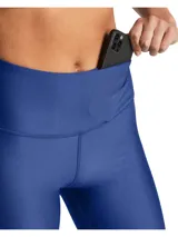 Calza corta tipo biker de Under Armour, confeccionada en tejido HeatGear ultraligero y elástico. Presenta cintura de talle alto con bolsillo integrado y logo de la marca en el lateral.