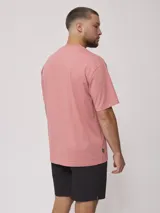 Remera verde agua lisa de corte holgado y mangas cortas.