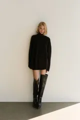 Buzo de punto suave con diseño oversized, cuello redondo acanalado y hombros caídos. Presenta terminaciones acanaladas en puños y ruedo.