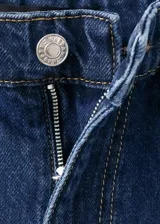 Jeans de denim azul oscuro con diseño de tiro medio y corte wide leg.