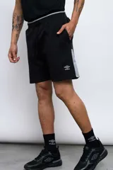 Bermuda deportiva Umbro color negro con detalles grises en los laterales y cordón ajustable en la cintura.