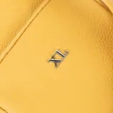 Bandolera pequeña de diseño rectangular con textura granulada, color amarillo, con compartimento frontal con cierre y correa ajustable. Incluye logo metálico de la marca en el frente.