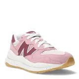 Championes New Balance modelo 57/40, color rosa con detalles en bordó, blanco y suela color caramelo.
