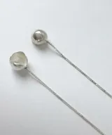 Par de caravanas colgantes de plata 950 con cadena fina y dije esférico.