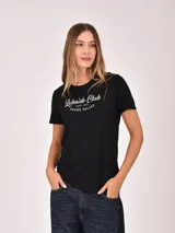 Remera negra de manga corta con cuello redondo y estampado frontal blanco que dice "Lakeside Club ESTD. 1976 GRAND VALLEY".