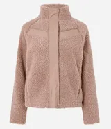 Campera bomber de mujer confeccionada en tejido sherpa color rosa viejo, con cuello alto, cierre frontal con cremallera y detalles de paneles lisos contrastantes en el pecho.
