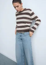Jeans de tiro alto con diseño wide leg, confeccionados en 100% algodón estilo tejano vaquero, con cierre de botón y cremallera, trabillas y cinco bolsillos.
