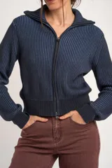 Cardigan tejido de algodón en color marrón, con cuello solapa, cierre frontal completo con cremallera y diseño de canalé ancho.