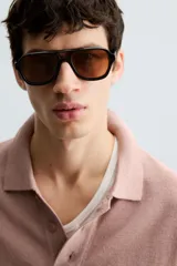 Polo relaxed fit de punto tejido en hilatura con algodón y viscosa, color rosado. Cuello solapa con cierre frontal de botonadura y manga corta. Acabados en rib.