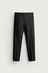 Pantalón de traje slim fit color negro, confeccionado en tejido con viscosa, con bolsillos frontales, bolsillos traseros de doble vivo y raya marcada en las piernas. Cuenta con cierre frontal con cremallera y botón.