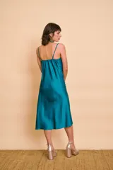 Vestido midi de satén color marrón, con escote drapeado, tirantes finos y tajo lateral con detalles de botones forrados.