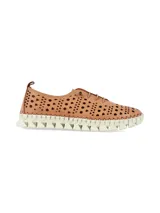 Sneaker Fiorella de cuero napa tostado con perforaciones geométricas y suela de caucho blanca con diseño zigzag.