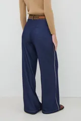 Pantalon de corte recto y pierna ancha, confeccionado en tela tipo denim color azul oscuro, con costuras a contratono y detalle de abertura lateral en el ruedo.
