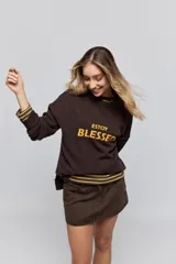 Minifalda de jean negra con silueta recta, tiro medio y bolsillos funcionales delanteros y traseros.